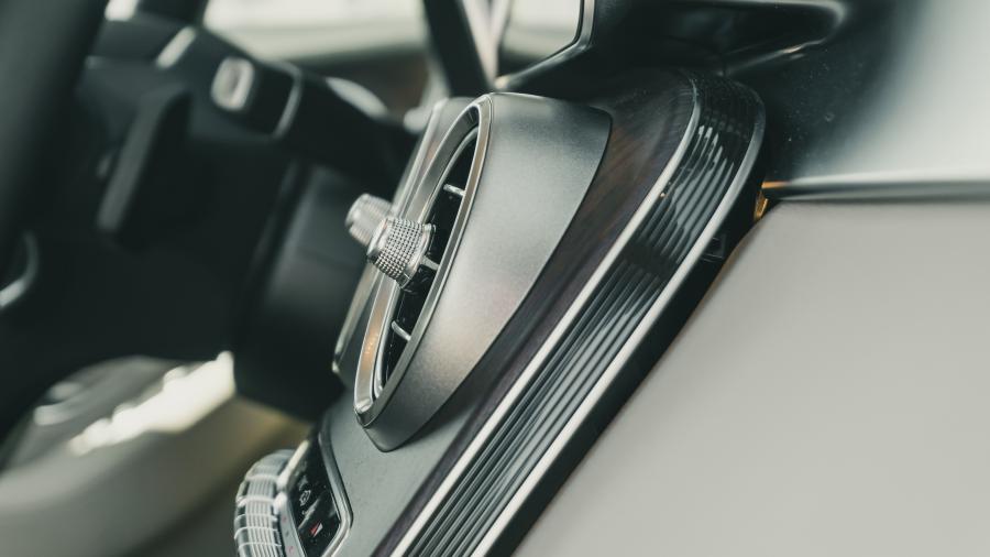 Детали интерьера Mercedes-Benz GLC300 (X253) 2019 года  (NA) (фото 17 из 33)